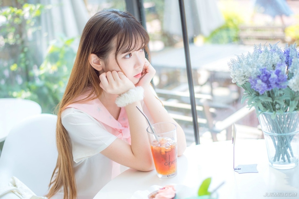 友谊的悲痛莫过于，你把一个人当成你最好的朋友，但她并没有像你一样把当你成她最好的朋友！